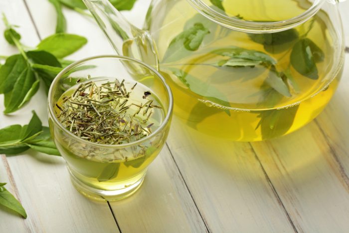 Зелений чай також може уповільнити розвиток хвороби,   нормалізує рівень глюкози в крові