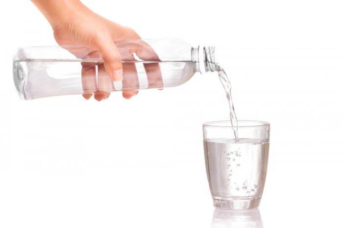 Випивається протягом дня вода підтримує оптимальний гідробаланс, що дозволяє підтримувати нормальну життєдіяльність жирових клітин (тих самих, в яких накопичується целюліт)