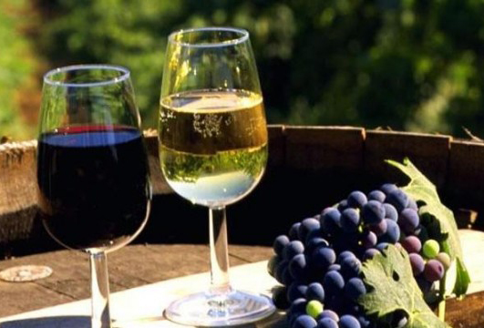 Додавати воду в   домашнє вино   - стара грецька традиція, що пройшла не одне століття