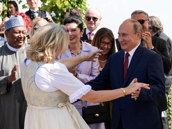Веселощі російського президента на весіллі глави МЗС Австрії розлютило Україну не на жарт
