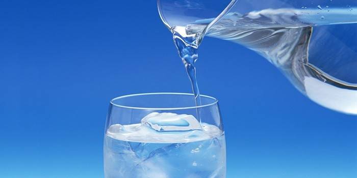 Добре для нормального потовиділення пити компоти, соки без цукру, але переважно це повинна бути якісно очищена питна вода без газу