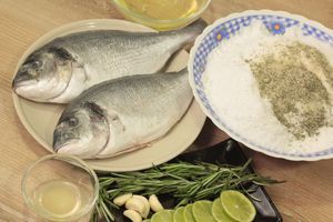 вам   знадобляться Про рецепті   Дивовижно ніжна, дієтична риба під соляної скоринкою - порадуйте своїх близьких смачним вечерею або подайте на святковий стіл
