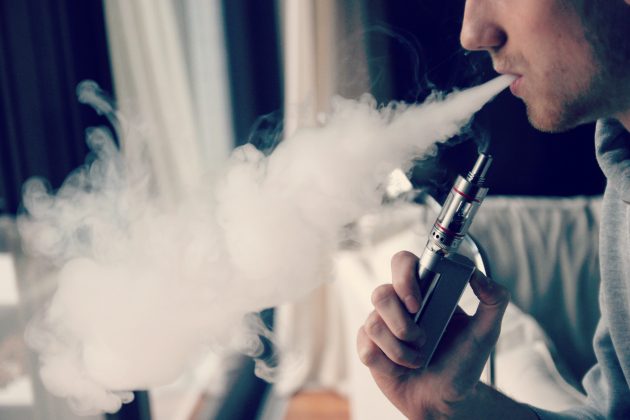 Вейпери (тобто ті, хто курить електронні сигарети) піддають себе ризику розвитку смертельної «попкорнового хвороби легенів»