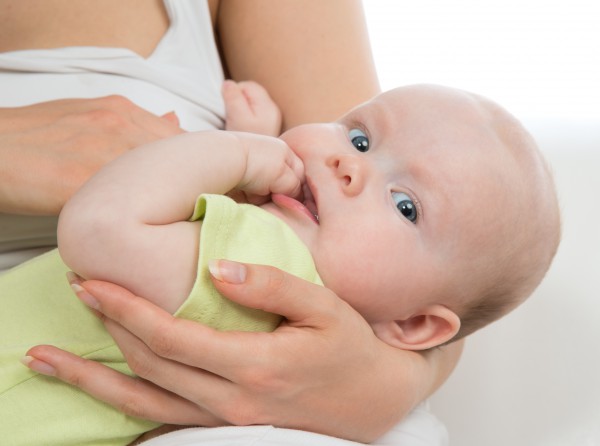 Дитячі кольки це цілком певна проблема, яка виникає у більшості немовлят в перші тижні життя і проходить приблизно після 3-місячного віку