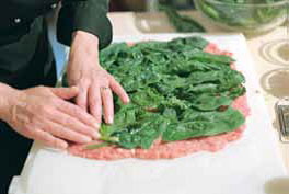 Накрити м'ясо листям шпинату