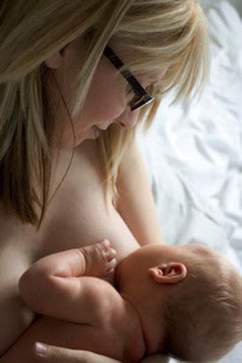 Медичних показань для допаивания дитини будь-якою рідиною крім грудного вигодовування вкрай мало