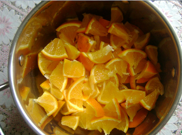Апельсини нарізаємо дрібними шматочками, щоб легше було подрібнювати