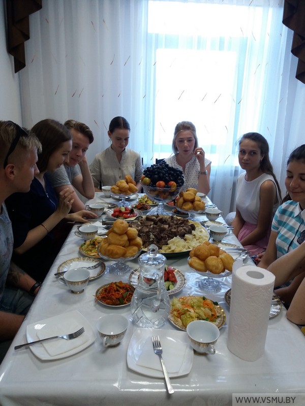 Ми познайомили з кулінарними традиціями Казахстану: для нас спеціально приготували «бішбармак», який готується тільки в особливих урочистих випадках, «палау» - плов по-казахському, кумис, курт, баурсаки, тандир-нан, лагман, ну і, звичайно ж, чай по-казахському - дуже міцний і з молоком, що було для нас незвичайним і незабутнім