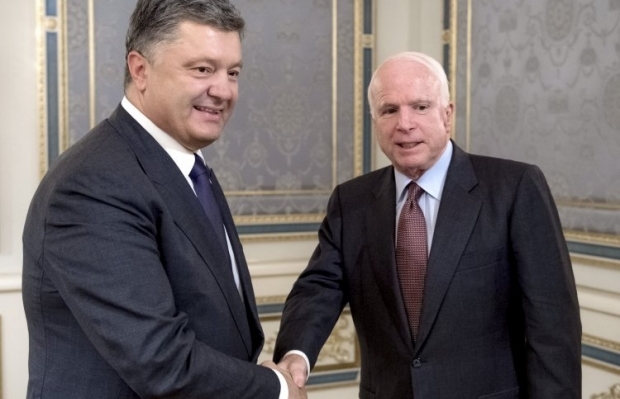 Петро Порошенко зазначив, що сенатор Джон Маккейн захищав Україну і українців