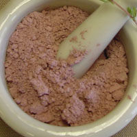 Рожева глина являє собою суміш з двох глин:   білої   і   червоною   глини, набуваючи властивості і тієї й іншої