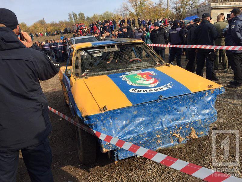 59-річний водій гоночного автомобіля не впорався з керуванням, виїхав за межі траси і наїхав на глядачів, четверо з яких, в тому числі двоє дітей, травмовані