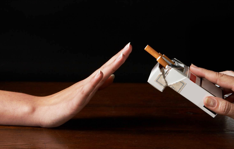 Прощаючись із сигаретою, важливо пам'ятати, що нікотинова залежність зникає в середньому через місяць, психологічна ж залишається близько півроку