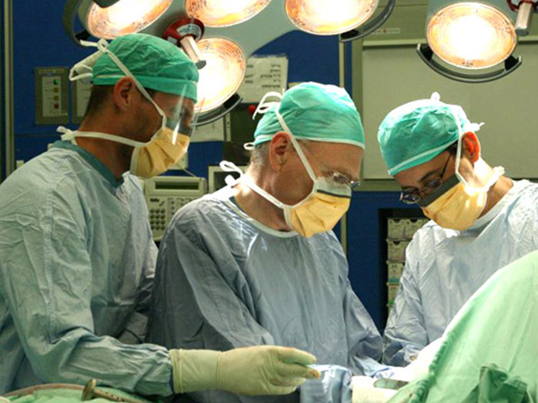 У підрозділі   хірургії плеча   Тель-Авівського медичного центру Сураські (Іхілов)   проводиться широкий спектр операцій, однією з яких є операція по заміні плечового суглоба   Плечовий суглоб пов'язує плечову кістку з лопаткою