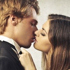 Нижче ми розповімо вам про всі види поцілунків, в тому числі про класичний і про сексуальне
