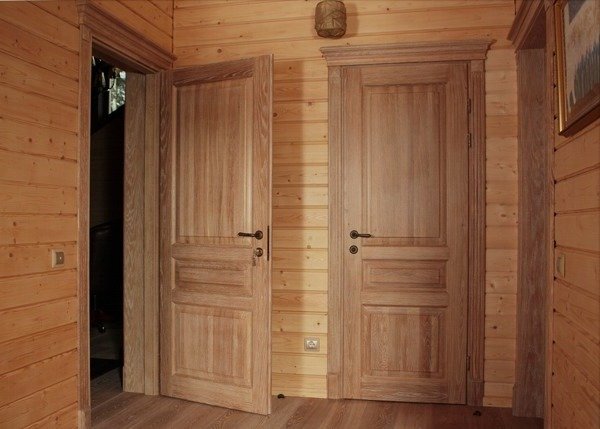 Виконання дверей з масиву сосни є популярним способом виготовлення дверей, як серед великих виробників, так і невеликих столярних майстерень