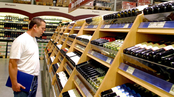 3 травня 2018, 4:16 Переглядів:   Фото: Олександр Яремчук   Шотландія першої в світі фактично заборонила продаж дешевої випивки, ввівши мінімальну ціну за алкоголь