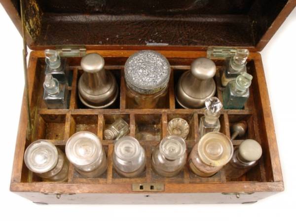 На фото можна побачити, як були влаштовані перші домашні аптечки (XVIII століття), і, цілком ймовірно, мати таку аптечку міг не кожна людина