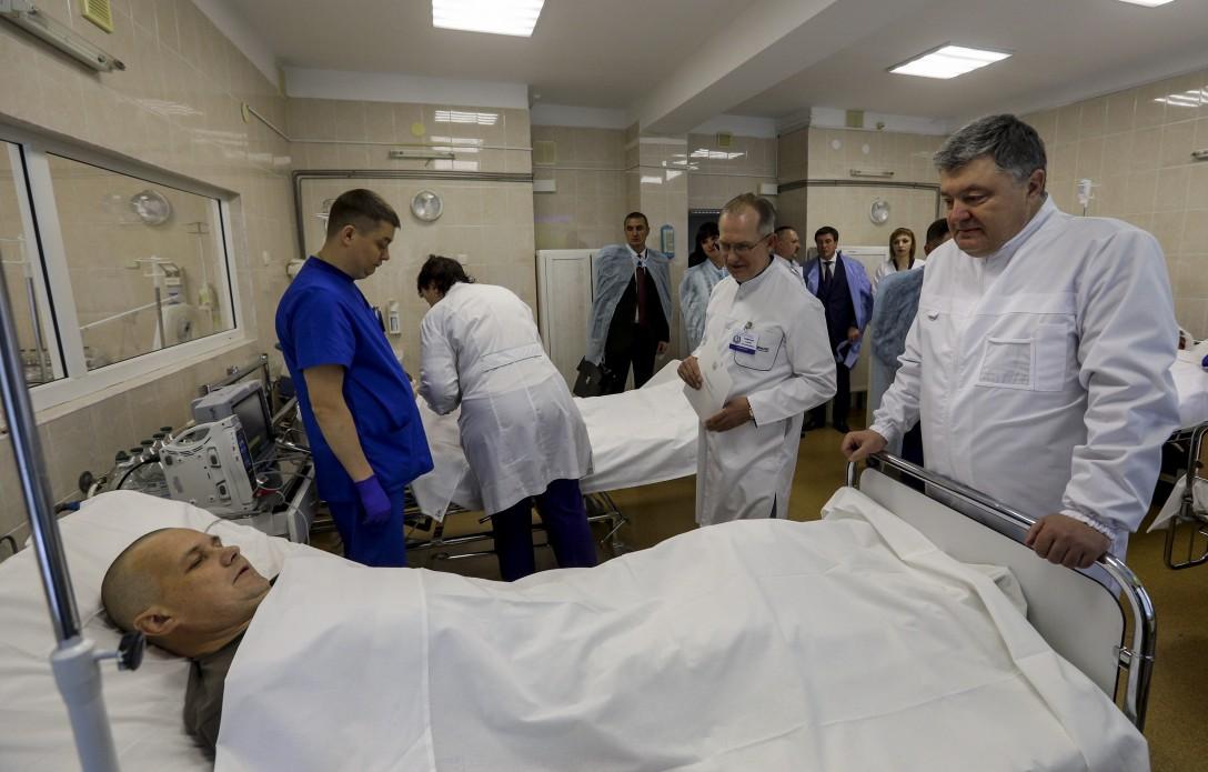 Президент зазначив, що за останні чотири роки українські військові лікарі врятували тисячі життів українських воїнів