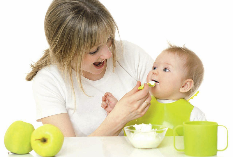 Інші ж стверджують, що прикорм можна вводити з уже 3-х місячній дитині, і вважають це абсолютно нормальним