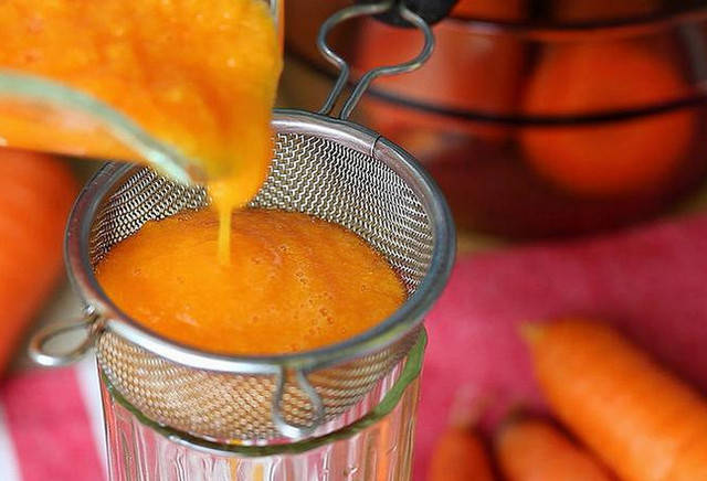 А щоб надати морквяного соку приємніший смак, можете додати в нього десятивідсотковий цукровий сироп і лимонну кислоту