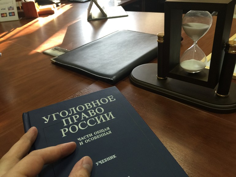 При проведення розслідування по даній категорії справ, правоохоронні органи можуть залучити Вас як свідка і викликати на допит, в даному випадку в обов'язковому порядку Вам необхідна участь адвоката з наркотиків при   допиті в поліції   , Оскільки за цим звинуваченням свідки, як правило, стають підозрюваними, а в подальшому і обвинуваченим