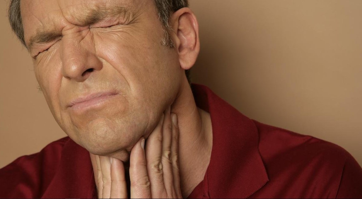 Причинами больових відчуттів в горлі є бактерії, віруси, грибкові мікроорганізми, алергени, надмірні навантаження на голосовий апарат, травми, зловживання алкоголем і курінням