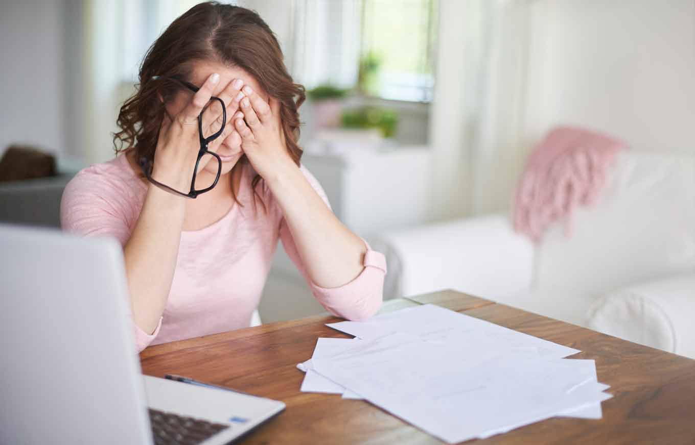 прискорене серцебиття;   в першій половині дня часто турбують сильні головні болі;   биття пульсу в скронях;   оніміння на шкірі, відчуття «бігають мурашок»;   запаморочення;   порушення сну: хворий не може заснути, постійно прокручує відбулися днем ​​події, сон стає чуйним і переривчастим, людина прокидається розбитою;   підвищена тривожність;   озноб або, навпаки, може кидати в піт;   затримка рідини в організмі і, як наслідок, набряклість;   втома, дратівливість