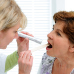 При появі пухирців в горлі не можна користуватися місцевими антисептиками Біопороксом і Інгаліпту