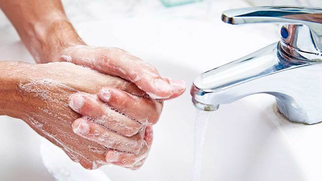 Мийте руки перед будь-якими маніпуляціями з очима, для очищення оптичних виробів використовуйте багатофункціональні розчини