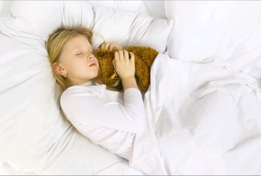 Стан, коли людина не прокидаючись, піднімається з ліжка і кудись прямує, має наукову назву «сомнамбулізм», яке складено з двох латинських слів - somnus - «сон» і ambulo - «пересуваюся»