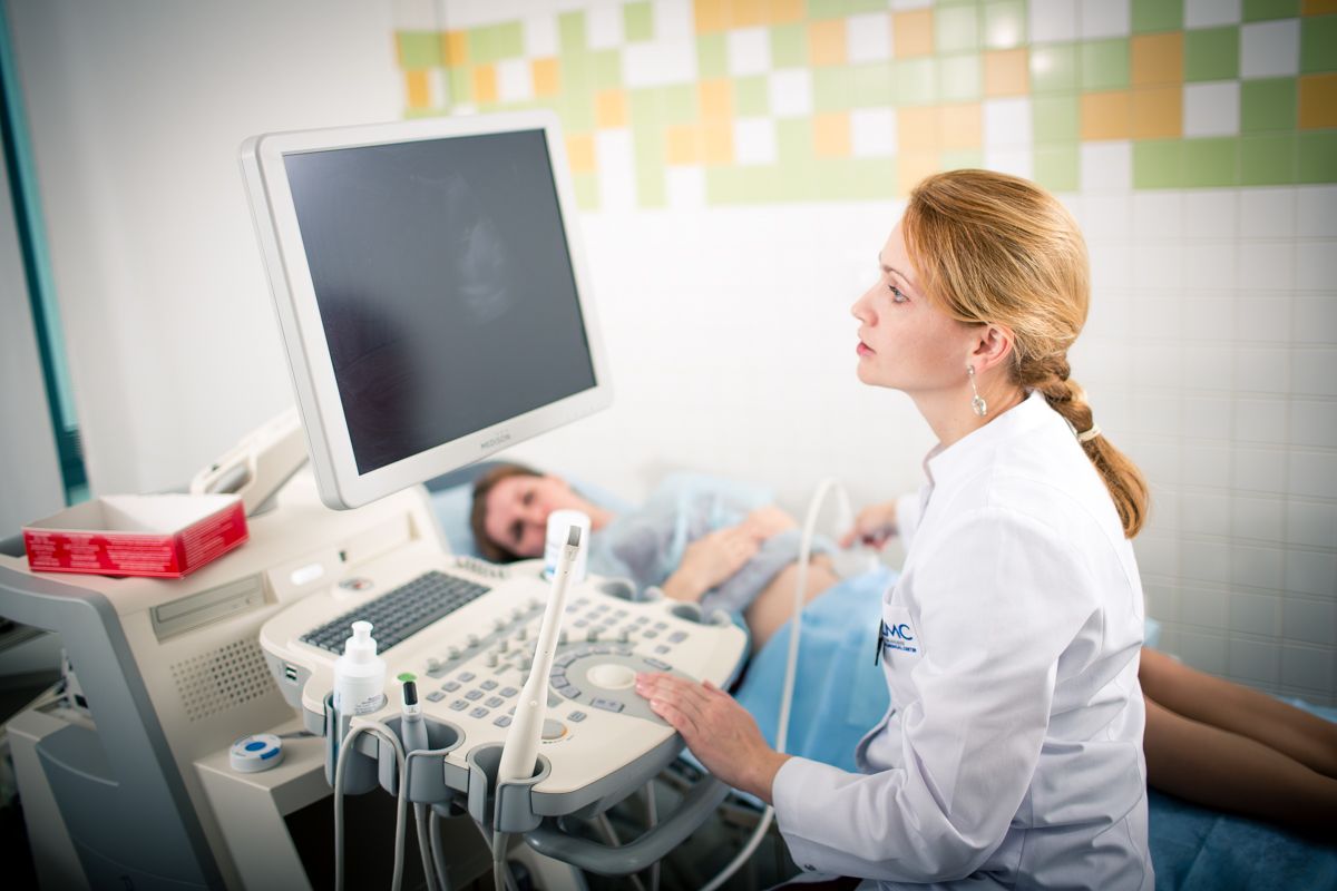 Лікар детально досліджує кожну частину тіла плода, визначає положення плаценти, оцінює кількість навколоплідних вод і ступінь зростання плоду