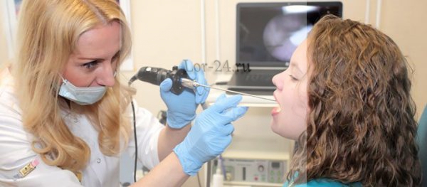 Лікар з'ясовує, що викликало патологію, які захворювання могли спровокувати запалення в горлі, і які симптоми мучать хворого