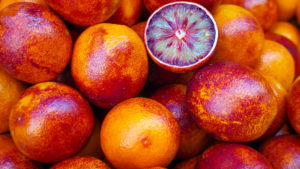 Тільки зараз задалася питанням: чому він червоний і з яким фруктом схрестили апельсин, щоб вийшов такий смачний гібрид