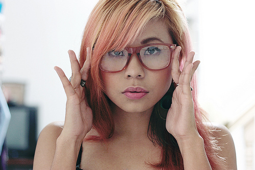 Почнемо з очок, вони і з'явилися раніше, і для багатьох поки залишаються більш звичним інструментом корекції зору