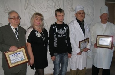 26 ноября 2012, 10:15 Переглядів:   Олега Шумило (зліва) та інших онкологів Світлана з сином дякують досі