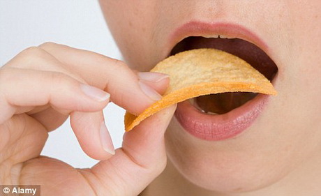 «Деякі дослідження продемонстрували, що чим більше галасу видають чіпси, коли їх їдять, тим більше вони сподобаються людині», - стверджує Мосс