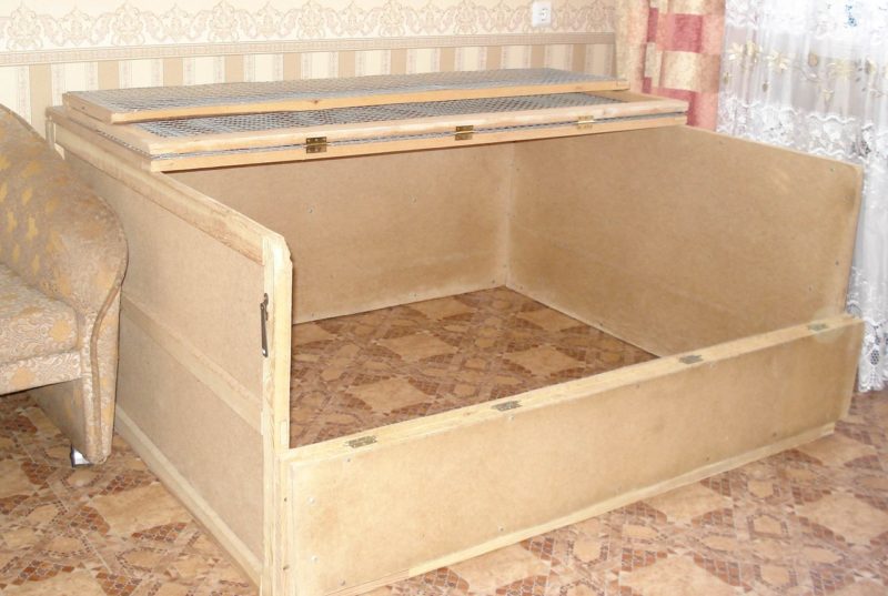 Поверхня попередньо накривають плівкою і старими простирадлами