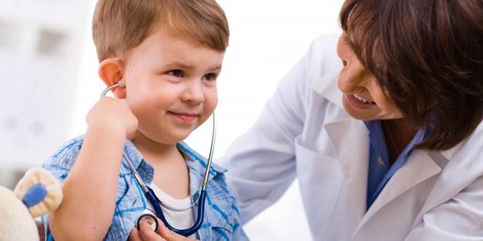 лихоманку і температуру від 38 °;   інтоксикацію (млявість, загальну слабкість, нудоту, блювоту, сонливість, поганий апетит, синці під очима, бліду шкіру);   тягнуть болі в животі і попереку, які посилюються при переміщенні і стихають при зігріванні;   зміна сечі (кольору, консистенції, запаху)