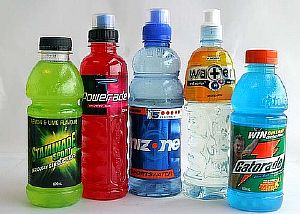 Спортивні напої, які відносяться до категорії гіпертонічних (містять підвищену кількість мінеральних солей і цукру) містять багато натрію, ніж при періодичному вживанні підвищують рівень артеріального тиску