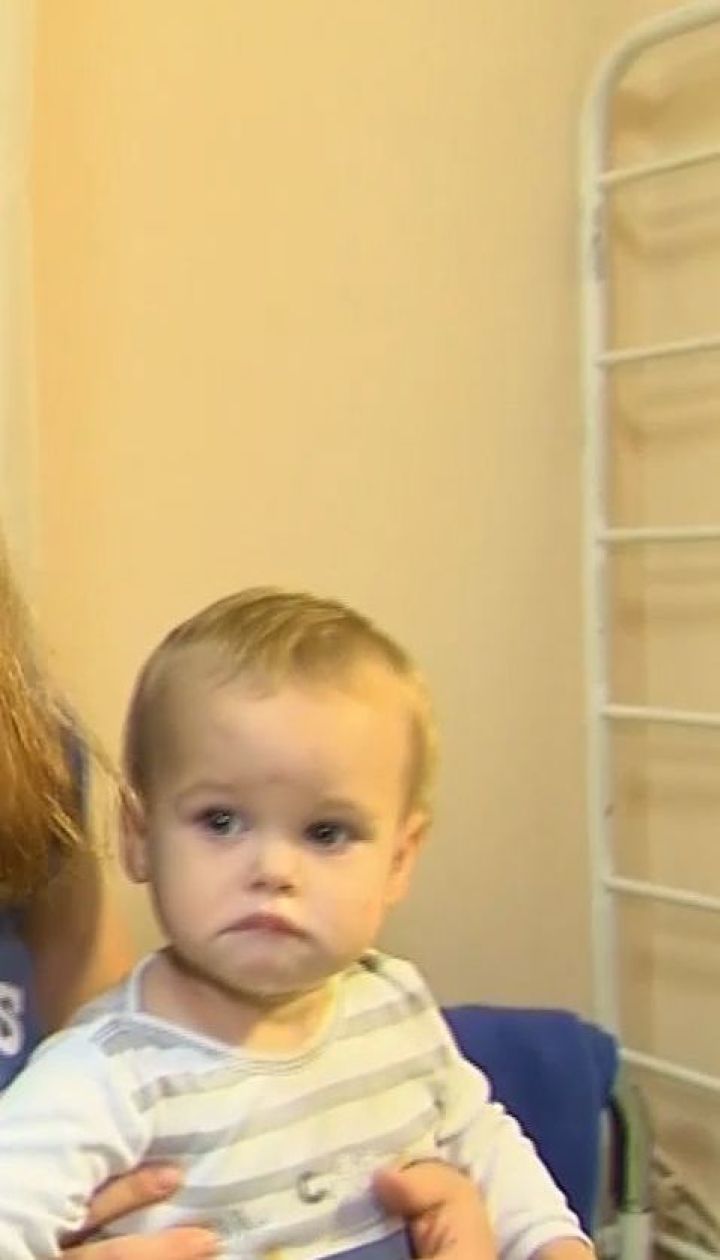 Коли слід починати давати дітям цукерки і що робити, коли їжа застрягла - дивіться в сюжеті