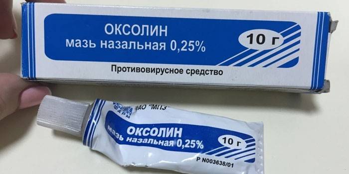 Препарат потрібно брати кінчиками пальців і втирати в проблемні місця