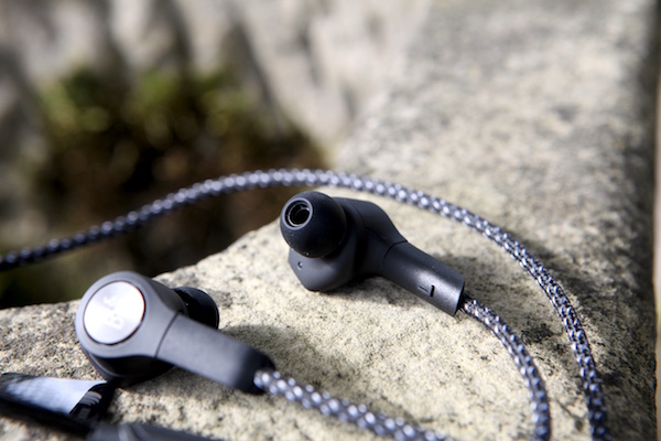 Якщо вам не подобаються звисають кабелі, то таке рішення підійде як не можна до речі