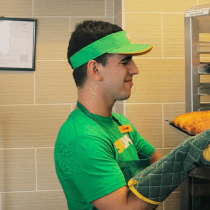 Багато господині змішують хлібні крихти з землею при посадці рослин для підживлення та утримання вологи, а хтось робить з розмоченого м'якушки маски для волосся