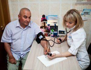 Іноді в кашлі може проявлятися кров, але вкрай рідко