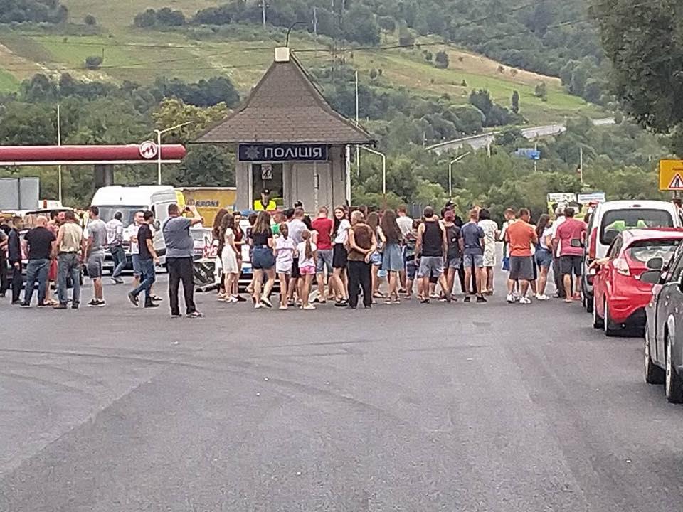 Постраждалі розповіли, що один з них втратив свідомість, а іншого поліцейські відвезли в ліс і били там