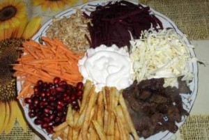 Салат з вареного м'яса свинини зазвичай роблять зі звичайних, можна навіть сказати повсякденних продуктів