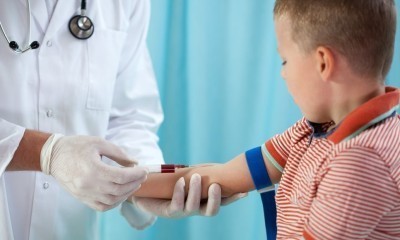 При огляді дитини не завжди відразу можна розрізнити легеневі зміни, тому при підозрі на запалення лікар направляє на аналізи і знімок