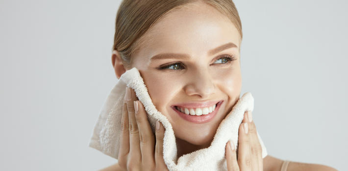 Сначала осторожно увлажните кожу лица, а затем нанесите средство для снятия макияжа