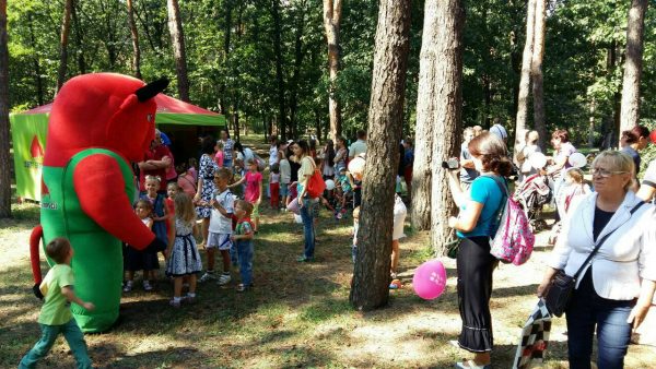 А зустрічати всіх буде величезний добрий зубр - незмінний символ компанії