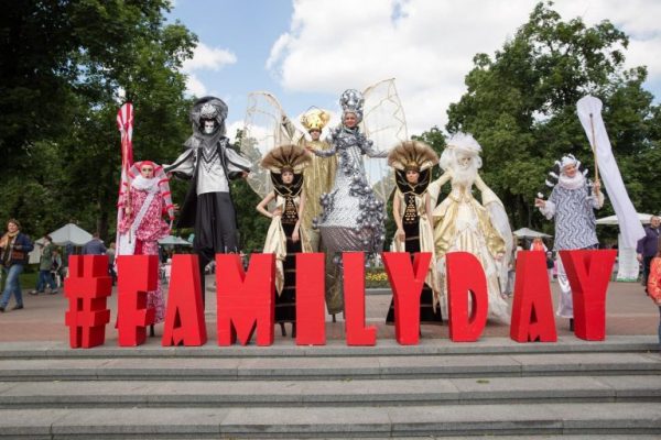 Артисти вже не перший раз виступають в ролі парнеров Family Day, але знову здивують і восхищатся гостей свята яскравими костюмами, запаморочливими трюками, спритністю і сміливістю